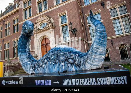 Februar 12th, Amsterdam. Während der Feier der COP26 in Glasgow hat WaterBear zusammen mit der Künstlerin Billie Achilleos und der kreisförmigen Denim-Marke MUD Jeans eine Skulptur des legendären schottischen Meeresmonsters geschaffen. Aufgrund der Niederländischen Zirkularitätswoche ist diese nachhaltig gebaute Skulptur vor dem Gebäude des Königlichen Tropischen Instituts des KIT in Amsterdam zu sehen, um ihre Mission fortzusetzen, die kritische Notwendigkeit einer Kreislaufwirtschaft hervorzuheben. 5 Meter lang und mit einer Schale aus 800 recycelten Jeans erinnert unordentlich an die monströse Wirkung, die schnelle Mode auf den Planeten hat. Stockfoto