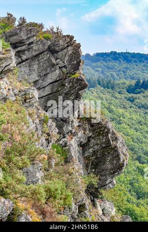 La Roche d'Oëtre bietet vom 118 Meter hohen Aussichtspunkt im Herzen der Schweizer Normandie, Frankreich, ein wunderschönes Panorama über das Tal des Flusses Rouvre Stockfoto