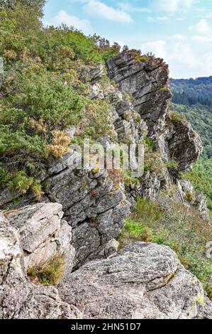 La Roche d'Oëtre bietet vom 118 Meter hohen Aussichtspunkt im Herzen der Schweizer Normandie, Frankreich, ein wunderschönes Panorama über das Tal des Flusses Rouvre Stockfoto