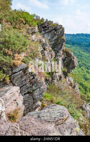 La Roche d'Oëtre bietet vom 118 Meter hohen Aussichtspunkt im Herzen der Schweizer Normandie, Frankreich, ein wunderschönes Panorama über das Tal des Flusses Rouvre Stockfoto