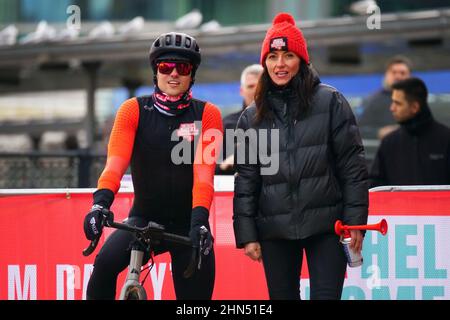 Der Olympiataucher Tom Daley und TV-Moderatorin Davina McCall an der Startlinie für Toms Radtour vom Tower of London während seiner Comic Relief Challenge, einer anstrengenden Reise vom London Aquatic Centre in Stratford, Ost-London, wo er 2012 seine erste olympische Medaille gewann, In seine Heimatstadt Plymouth. Bilddatum: Montag, 14. Februar 2022. Stockfoto