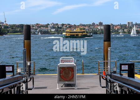 Die erste Fishburn-Fähre der Flottenklasse vom Anlegesteg man O' war Steps am Bennelong Point in Sydney, Australien Stockfoto