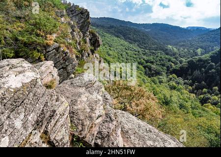 La Roche d'Oëtre bietet vom 118 Meter hohen Aussichtspunkt im Herzen der Schweizer Normandie, Frankreich, ein wunderschönes Panorama über das Tal des Flusses Rouvre Stockfoto