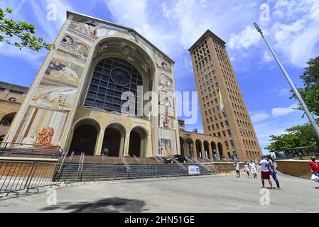 Die imponente Fassade der Kathedralbasilika des Nationalheiligtums unserer Lieben Frau Aparecida, einer prominenten römisch-katholischen Basilika in Aparecida, Brasilien Stockfoto