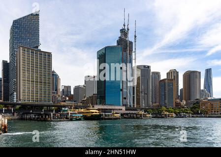 An einem Sommertag ragen Wolkenkratzer über der Circular Quay Station in Sydney hoch Stockfoto