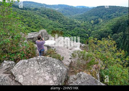 La Roche d'Oëtre bietet vom 118 Meter hohen Aussichtspunkt im Herzen der Schweizer Normandie, Frankreich, ein wunderschönes Panorama über das Tal des Flusses Rouvre Stockfoto