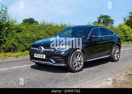 2021 schwarzer Mercedes Benz GLC 300 AMG LINE PREM+ E 4M A; auf dem Weg zur Capesthorne Hall classic July Car Show, Ceshire, UK Stockfoto