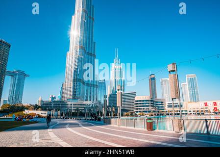 Blick auf Burj Khalifa an einem schönen Tag mit Sonneneinstrahlung an den Brunnen. Stockfoto