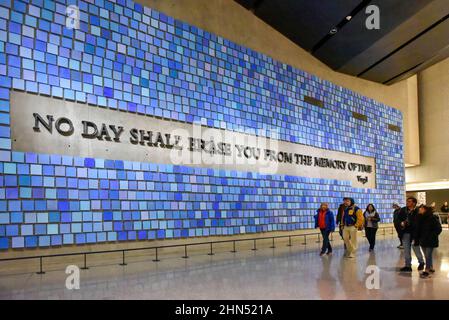 Menschen oder Touristen, die an einem Virgil-Zitat mit der Aufschrift „No Day Shall Erase You from the Memory of Time“ vorbei gehen. Das Kunstwerk gehört Spencer Finch. Stockfoto