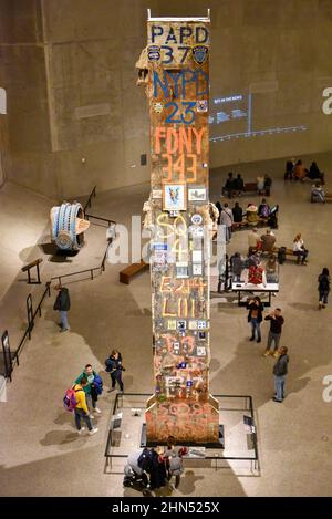 Touristen beobachten die Tribute-Markierungen in der letzten Säule, die in der Mitte der 9/11 Memorial Museum Foundation Hall steht Stockfoto