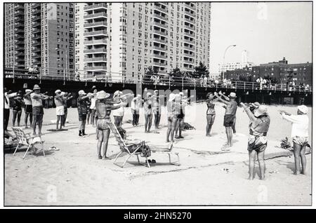 Ein Seniorenübungskurs auf dem Sand in Brighton Beach, Brooklyn, New York. Sommer 1977. Stockfoto