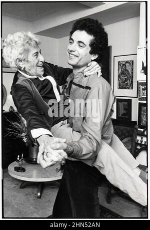 Ein Foto aus dem Jahr 1981 von der Grand-Matriarchin des Nachtlebens, Disco Sally Lippman, 81, und ihrem 29-jährigen Ehemann John Touzos. In ihrer Wohnung in Manhattan. Stockfoto