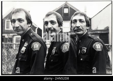 Die Koralja-Drillinge, von denen jeder ein Polizist der New Jersey City Polizei wurde. 1981. Stockfoto