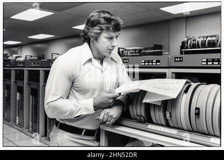 4-maliger Olympiasieger Al Oerter bei seiner täglichen Arbeit als Computeringenieur bei Grumman Airlines. 1979 in Bethpage, Long Island, New York. Stockfoto