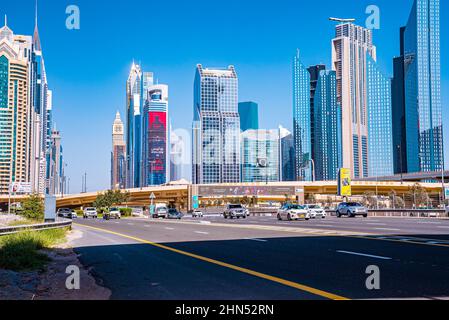 Sheikh Zayed Road in Dubai an einem Wintertag. Stockfoto