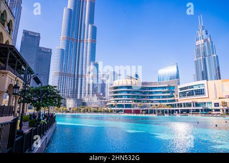 Blick auf Burj Khalifa an einem schönen Tag mit Sonneneinstrahlung an den Brunnen. Stockfoto