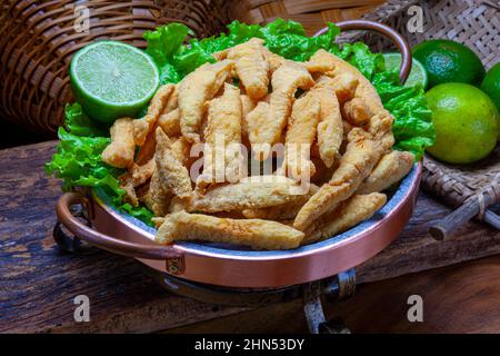 Panierte Fischscheiben mit Salat und Zitrone Stockfoto