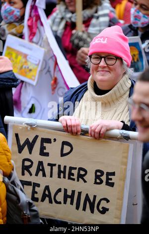 Bristol, Großbritannien. 14th. Februar 2022. Universitätsdozenten ergreifen 10 Tage Streikaktion oder ‘Aktion kurz vor einem Streik' über Streitigkeiten über die Bezahlung und das USS-Pensionssystem. Die Mitglieder der University and College Union (UCU) wurden von Studenten und anderen lokalen Gruppen unterstützt. Eine Gruppe versammelte sich vor den Victoria Rooms und nach Reden und Protesten ging die Kundgebung friedlich die Park Street entlang und verteilte sich auf College Green. Kredit: JMF Nachrichten/Alamy Live Nachrichten Stockfoto