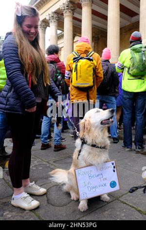 Bristol, Großbritannien. 14th. Februar 2022. Das ist Lilie, die mit Aliice A Uni Researcher kam. Universitätsdozenten ergreifen 10 Tage Streikaktion oder ‘Aktion kurz vor einem Streik' über Streitigkeiten über die Bezahlung und das USS-Pensionssystem. Die Mitglieder der University and College Union (UCU) wurden von Studenten und anderen lokalen Gruppen unterstützt. Eine Gruppe versammelte sich vor den Victoria Rooms und nach Reden und Protesten ging die Kundgebung friedlich die Park Street entlang und verteilte sich auf College Green. Kredit: JMF Nachrichten/Alamy Live Nachrichten Stockfoto