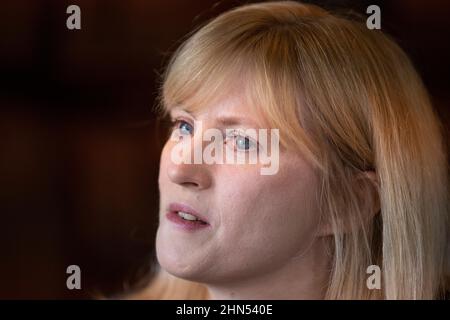 Rosie Duffield, 50-jährige Abgeordnete der Labour-Partei für Canterbury, die in den sozialen Medien von lokalen politischen Aktivisten schikaniert wurde. Whitehall, London, Großbritannien Stockfoto