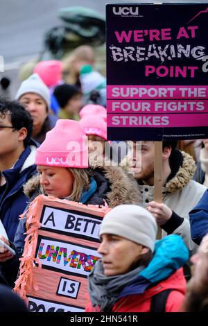 Bristol, Großbritannien. 14th. Februar 2022. Universitätsdozenten ergreifen 10 Tage Streikaktion oder ‘Aktion kurz vor einem Streik' über Streitigkeiten über die Bezahlung und das USS-Pensionssystem. Die Mitglieder der University and College Union (UCU) wurden von Studenten und anderen lokalen Gruppen unterstützt. Eine Gruppe versammelte sich vor den Victoria Rooms und nach Reden und Protesten ging die Kundgebung friedlich die Park Street entlang und verteilte sich auf College Green. Kredit: JMF Nachrichten/Alamy Live Nachrichten Stockfoto