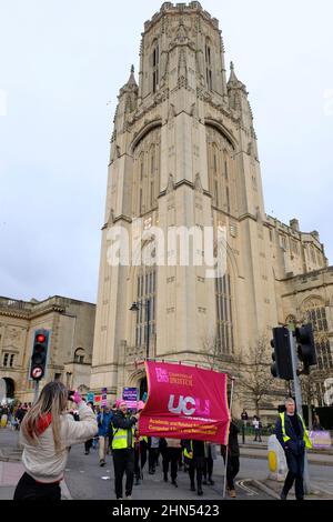 Bristol, Großbritannien. 14th. Februar 2022. Universitätsdozenten ergreifen 10 Tage Streikaktion oder ‘Aktion kurz vor einem Streik' über Streitigkeiten über die Bezahlung und das USS-Pensionssystem. Die Mitglieder der University and College Union (UCU) wurden von Studenten und anderen lokalen Gruppen unterstützt. Eine Gruppe versammelte sich vor den Victoria Rooms und nach Reden und Protesten ging die Kundgebung friedlich die Park Street entlang und verteilte sich auf College Green. Kredit: JMF Nachrichten/Alamy Live Nachrichten Stockfoto