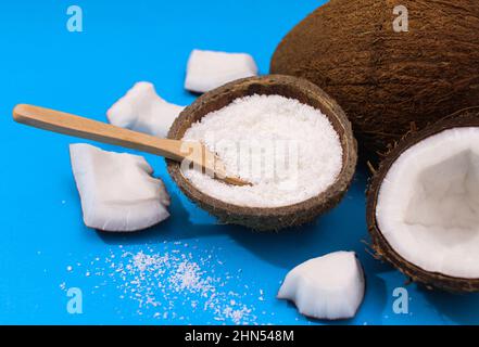 Tropische Kokosnuss im Sommer auf hellblauem Hintergrund. Minimale exotische Früchte Stockfoto