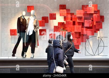 London, Großbritannien. 14th. Februar 2022. Schaufenster in London Feiern Sie den Valentinstag. Kredit: Matthew Chattle/Alamy Live Nachrichten Stockfoto