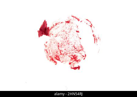 Der Lippenstift-Print hebt sich von einem weißen, isolierten Hintergrund ab. Nahaufnahme der cremigen Textur des Make-ups. Korallenfarbe des kosmetischen Produkts. Hochwertige Fotos Stockfoto