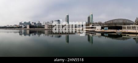 Lissabon / Portugal - 12 28 2018: Panoramablick auf moderne Gebäude und Wolkenkratzer, die sich im ruhigen Wasser eines Teiches spiegeln Stockfoto