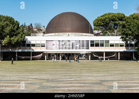 Belem, Portugal - 12 29 2018: Die Fassade und der Eingang des Planetariums Planetario Calouste Gulbenkian Stockfoto