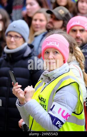 Bristol, Großbritannien. 14th. Februar 2022. Universitätsdozenten ergreifen 10 Tage Streikaktion oder ‘Aktion kurz vor einem Streik' über Streitigkeiten über die Bezahlung und das USS-Pensionssystem. Die Mitglieder der University and College Union (UCU) wurden von Studenten und anderen lokalen Gruppen unterstützt. Eine Gruppe versammelte sich vor den Victoria Rooms und nach Reden und Protesten ging die Kundgebung friedlich die Park Street entlang und verteilte sich auf College Green. Kredit: JMF Nachrichten/Alamy Live Nachrichten Stockfoto