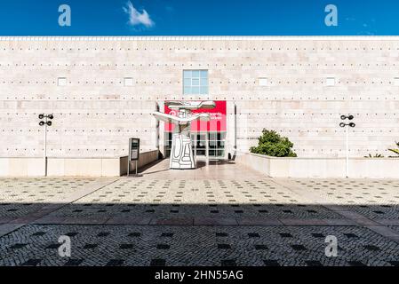 Belem, Lissabon / Portugal - 12 28 2018: Ziegelsteine der Fassade des Museums für zeitgenössische Kunst Stockfoto