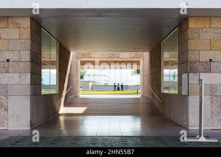 Belem, Lissabon / Portugal - 12 28 2018: Junge weiße Frau beim Spaziergang durch das Museum für zeitgenössische Kunst Stockfoto