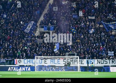 Atalanta BC Supporters während der italienischen Meisterschaft Serie A Fußballspiel zwischen Atalanta BC und Juventus FC am 13. Februar 2022 im Gewiss Stadium in Bergamo, Italien - Foto: Alessio Morgese/DPPI/LiveMedia Stockfoto