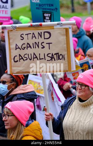 Bristol, Großbritannien. 14th. Februar 2022. Universitätsdozenten ergreifen 10 Tage Streikaktion oder ‘Aktion kurz vor einem Streik' über Streitigkeiten über die Bezahlung und das USS-Pensionssystem. Die Mitglieder der University and College Union (UCU) wurden von Studenten und anderen lokalen Gruppen unterstützt. Eine Gruppe versammelte sich vor den Victoria Rooms und nach Reden und Protesten ging die Kundgebung friedlich die Park Street entlang und verteilte sich auf College Green. Kredit: JMF Nachrichten/Alamy Live Nachrichten Stockfoto