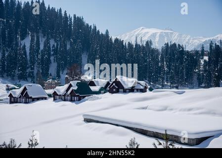 Baramulla, Indien. 12th. Februar 2022. Ein Blick auf schneebedeckte Umgebung und schneebedeckte Berge an einem sonnigen Tag in Gulmarg. Gulmarg ist eine Stadt, eine Bergstation, ein beliebtes Skiziel und ein mitteiltes Gebietskomitee im Baramulla-Distrikt Jammu und Kaschmir. Die Stadt liegt in der Pir Panjal Range im westlichen Himalaya und liegt innerhalb der Grenzen des Gulmarg Wildlife Sanctuary. (Foto von Idrees Abbas/SOPA Images/Sipa USA) Quelle: SIPA USA/Alamy Live News Stockfoto