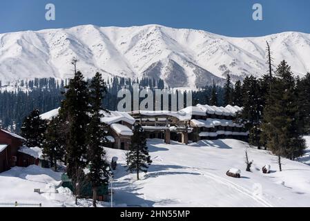 Baramulla, Indien. 12th. Februar 2022. Ein Blick auf schneebedeckte Umgebung und schneebedeckte Berge an einem sonnigen Tag in Gulmarg. Gulmarg ist eine Stadt, eine Bergstation, ein beliebtes Skiziel und ein mitteiltes Gebietskomitee im Baramulla-Distrikt Jammu und Kaschmir. Die Stadt liegt in der Pir Panjal Range im westlichen Himalaya und liegt innerhalb der Grenzen des Gulmarg Wildlife Sanctuary. Kredit: SOPA Images Limited/Alamy Live Nachrichten Stockfoto
