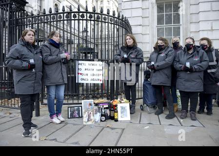 Mitglieder von „Covid-19 Hinterbliebene Familien für Gerechtigkeit“ veranstalten nach den Enthüllungen der Partygate eine Käse- und Weinparty vor der Downing Street... Stockfoto