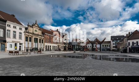 Vilvoorde, Flämische Region - Belgien - 10 17 2021: Weitwinkelansicht über den renovierten alten Marktplatz Stockfoto