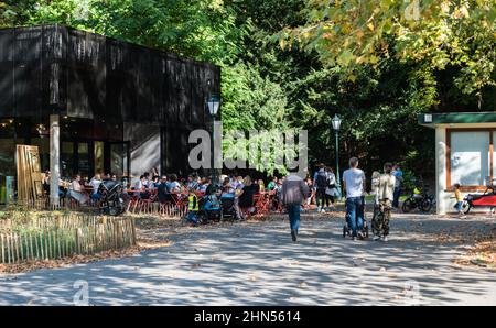 Schaerbeek, Brüssel / Belgien - 10 15 2018: An einem heißen Herbsttag sitzen Einheimische auf einer Terrasse im Park Stockfoto