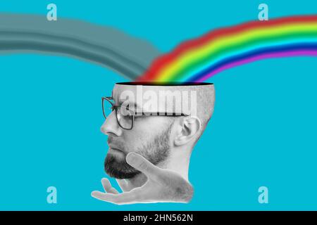 Collage moderner Kunst. Das Konzept des Informationsinhalts. Auf seiner Handfläche liegt Ein Männerkopf mit Brille und Bart, der dazu neigt, ein Regenbogen zu überstehen Stockfoto