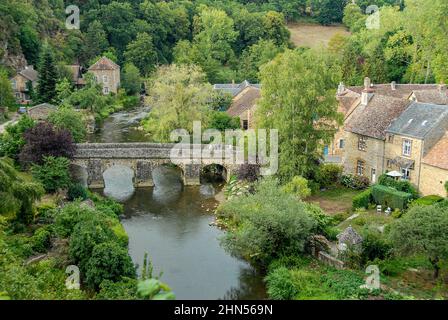 Saint-Céneri-le-Gérei gilt als eines der schönsten Dörfer Frankreichs und liegt im Mäander des Flusses Sarthe in der Normandie Stockfoto