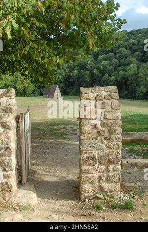 Die kleine Kapelle von Saint-Céneri-le-Gérei, einem der schönsten Dörfer Frankreichs Stockfoto