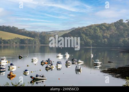 Friedlicher Blick über die Salcombe Estuart im Süden von Dveon, mit festgetäuten Booten Stockfoto