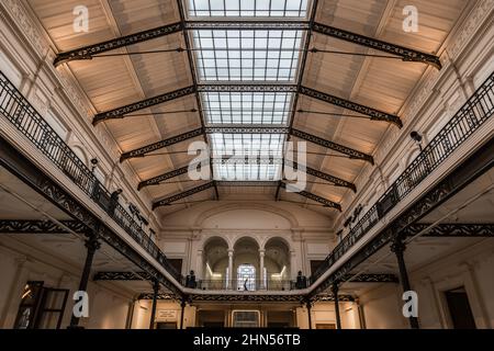 Brüssel, Belgien - 11 11 2018: Innenansicht der Haupthalle des Königlichen Museums für Kunst und Geschichte Stockfoto