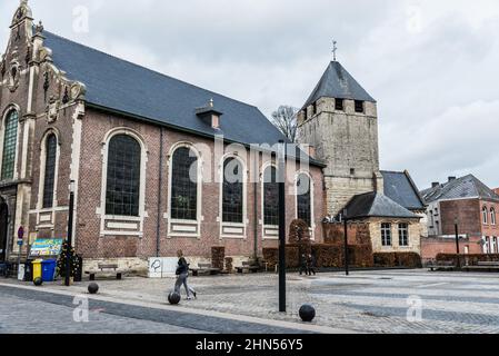 Dendermonde, Ostflandern / Belgien - 12 08 2018: Außenansicht und Platz einer katholischen Kirche in der Altstadt Stockfoto