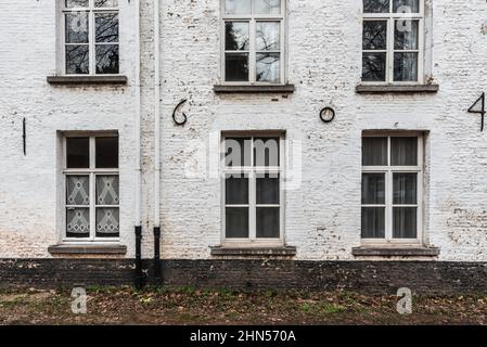 Dendermonde, Flandern - Belgien- 12 08 2018: Alte Fassade eines Wohnhauses aus dem Jahr 1604 in einem traditionellen katholischen Beginenhof Stockfoto