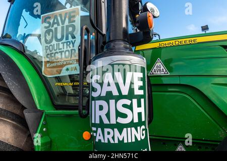 Bishopstown, Cork, Irland. 14th. Februar 2022. Die IFA veranstaltet heute vor den Dunnes Stores in Cork und Monaghan gleichzeitig Proteste, um das Versagen des Einzelhandelssektors zu unterstreichen, den Lieferanten Preiserhöhungen zu geben, um Kostensteigerungen auf Farmebene zu bewältigen. Ein großes Kontingent von Schwein-, Geflügel- und Gartenbaubauern nahm an dem Protest von Cork Teil, der vom IFA-Präsidenten Tim Culinan angeführt wurde. Quelle: AG News/Alamy Live News Stockfoto