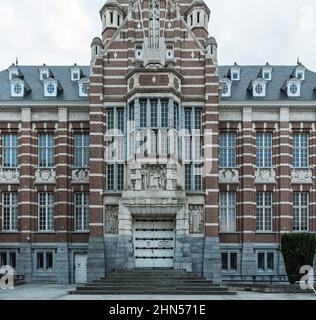 Dendermonde, Ostflandern - Belgien - 12 08 2018: Symmetrische Fassade des Gerichts erster Instanz Stockfoto